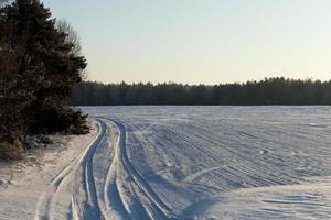 Schneeverwehungen im Winter foto