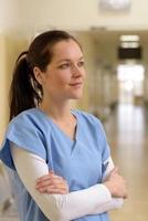 Krankenschwester im Krankenhaus schaut nach draußen foto