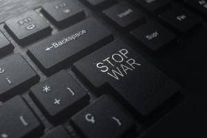 stoppen sie das kriegsnachrichtenkonzept auf der tastatur. schwarzer hintergrund der computertastatur ohne kriegstext. foto