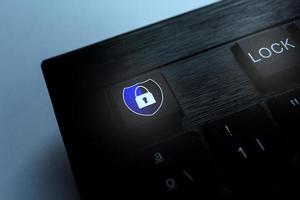 tastatur mit blauem sicherheitsschildkonzept. cybersicherheit datenschutz geschäftstechnologie. foto