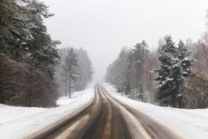 Winterstraße, Wald foto