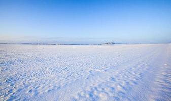 unebener welliger Schnee foto