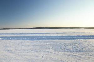 das Feld mit Schnee bedeckt foto