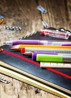 Schulmaterial und Büromaterial: Kugelschreiber, Bleistifte, Notizbücher, foto