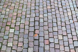 Detaillierte Nahaufnahme auf alten historischen Kopfsteinpflasterstraßen und Gehwegen foto