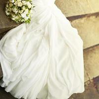 junge Braut mit Blumenstrauß.