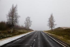 Winter asphaltierte Straße foto