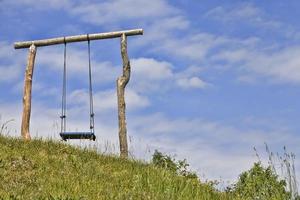 gewöhnliche Holzschaukel foto