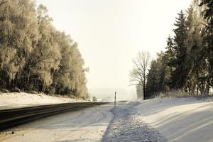 breite asphaltierte Winterstraße foto