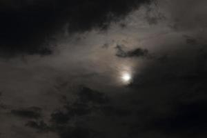 Nachthimmel mit Wolken foto