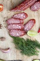 Fleischprodukte in Form von Wurst mit Schmalz foto