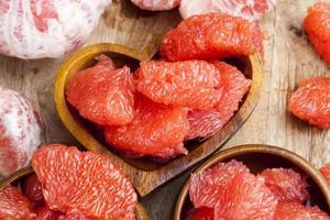 geschälte rote Grapefruit in Scheiben geteilt foto