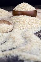 ungekochter gedämpfter Reis für besseren Geschmack und Qualität foto