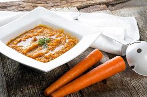 Schüssel Karottensuppe foto