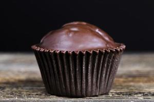 schwarzer Schokoladen-Cupcake foto
