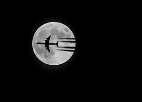 Verkehrsflugzeug und der Mond