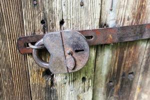 Vorhängeschloss . hölzerne Tür foto