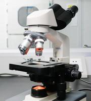 Mikroskop isoliert auf Weiß mit Beschneidungspfad foto