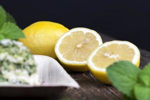 Grüner Kuchen mit Sahne und Limette foto