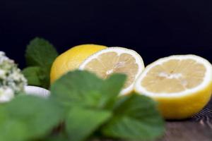 Grüner Kuchen mit Sahne und Limette foto