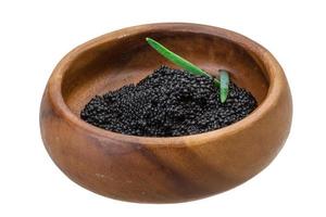 schwarzer Kaviar in einer Schüssel auf weißem Hintergrund foto