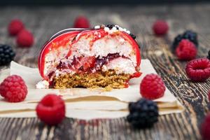 frischer Kuchen mit roter Himbeermarmelade foto