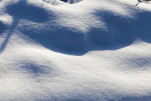 Schneeverwehungen nach Schneefall im Winter foto