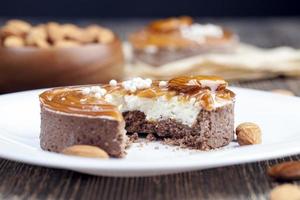 Dessert aus Teig und Milchprodukten in Karamell foto