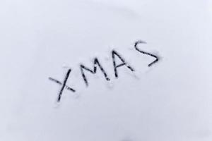 Worte Weihnachten auf Schnee gemalt foto