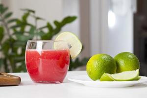 roter wassermelonensaft in einem glas foto