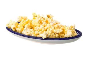 Popcorn in einer Schüssel auf weißem Hintergrund foto