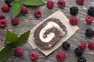 Schokoladenkuchen mit cremiger Kokosfüllung foto