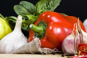 Pfeffer, Zucchini, Knoblauch und andere Gemüse und Gewürze foto