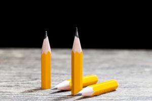 gespitzte Bleistifte zum Zeichnen von Diagrammen oder Zeichnungen foto
