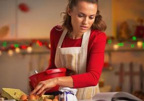 junge Hausfrau bereitet Weihnachtsessen in der Küche vor