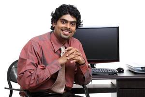 fröhlicher indischer junger Geschäftsmann foto