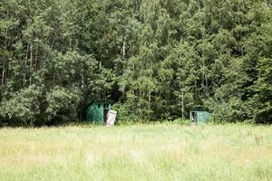 Holztoiletten in der Nähe des Waldes foto