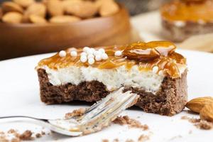 Törtchen mit Milchkäsefüllung und viel gesalzenem Karamell mit Nüssen foto