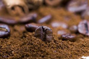 aromatische Kaffeebohnen mit gemahlenem Kaffeepulver foto