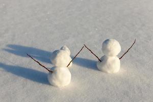 Schneemänner aus Schnee im Winter foto