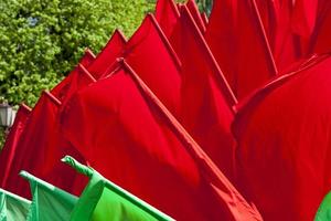 grüne und rote Fahnen zur Dekoration der Stadt foto
