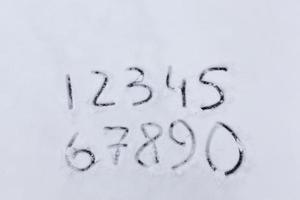 gezeichnete zahlen auf dem schnee foto