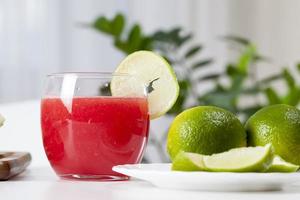 roter wassermelonensaft in einem glas foto