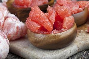 geschälte rote Grapefruit in Scheiben geteilt foto