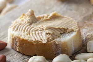 Zutaten für die Zubereitung eines schnellen Frühstücks mit Brot und Erdnüssen foto