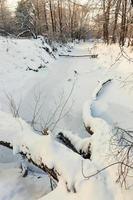 im Winter der Fluss zugefroren foto