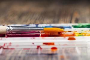 Kunstpinsel und Farben zum Malen von Bildern foto
