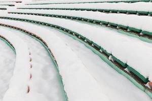 Stadionsitze im Winter mit Schnee bedeckt foto