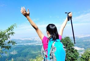 jubelnde Wanderfrau am Berggipfel foto