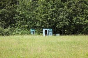 Holztoiletten in der Nähe des Waldes foto